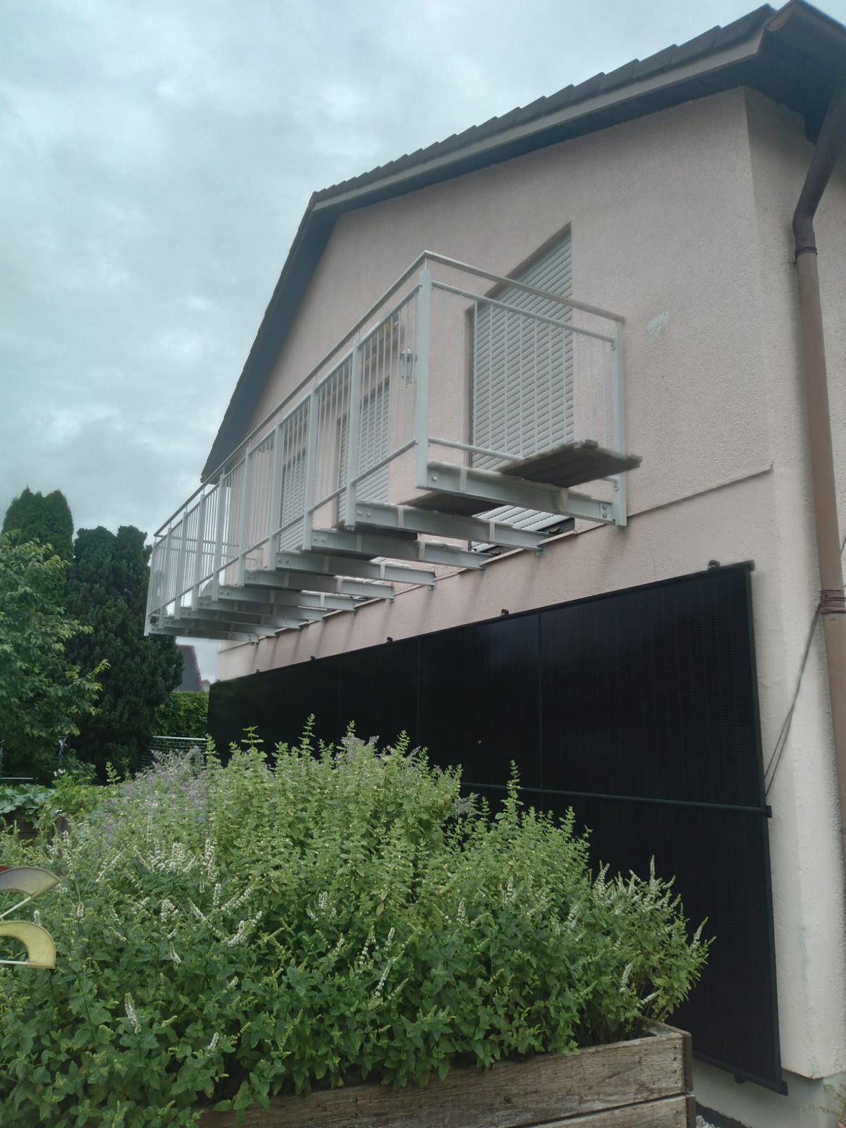 Geländer Balkon montiert