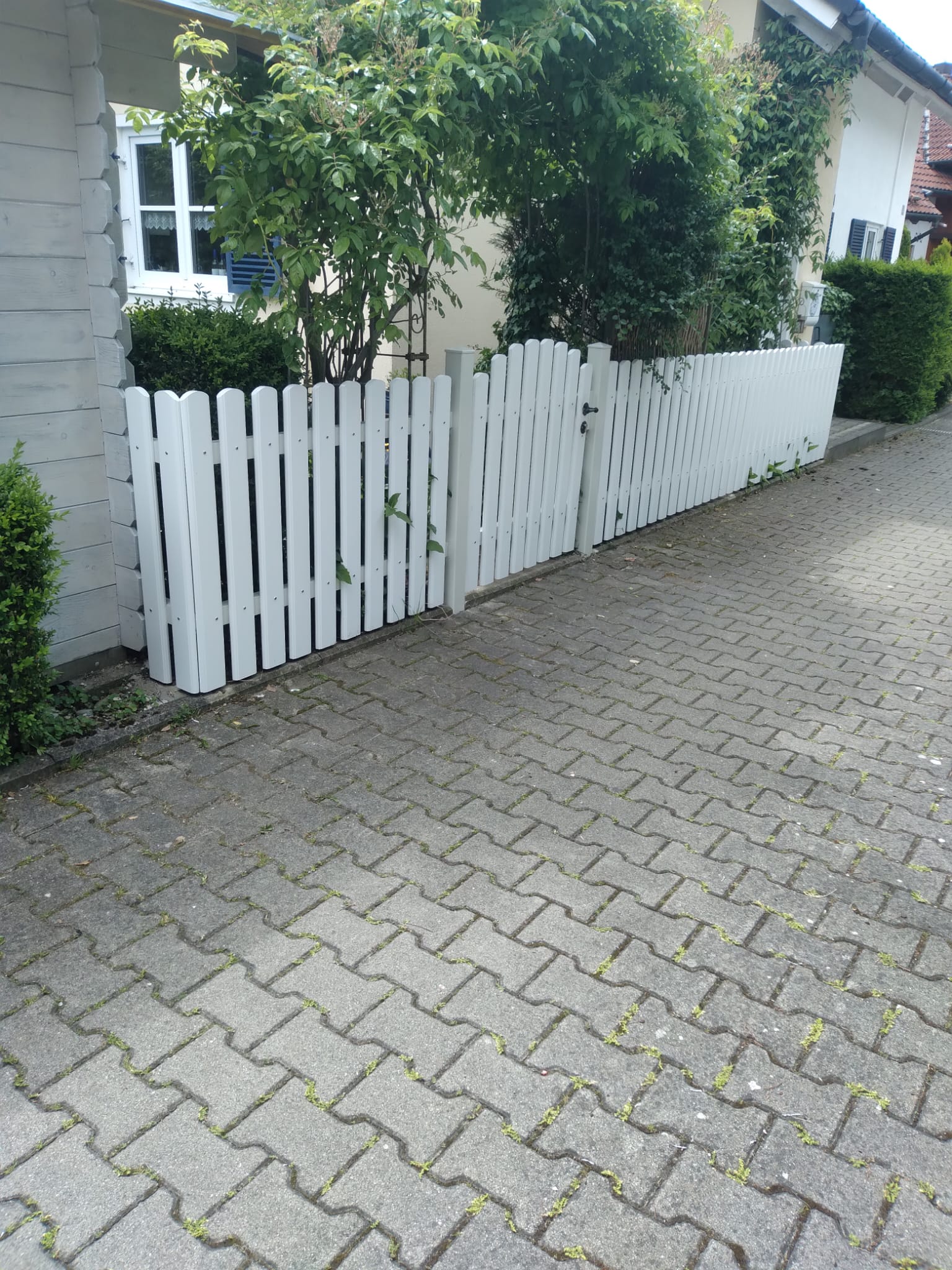 Zaunmontage Wohnsiedlung