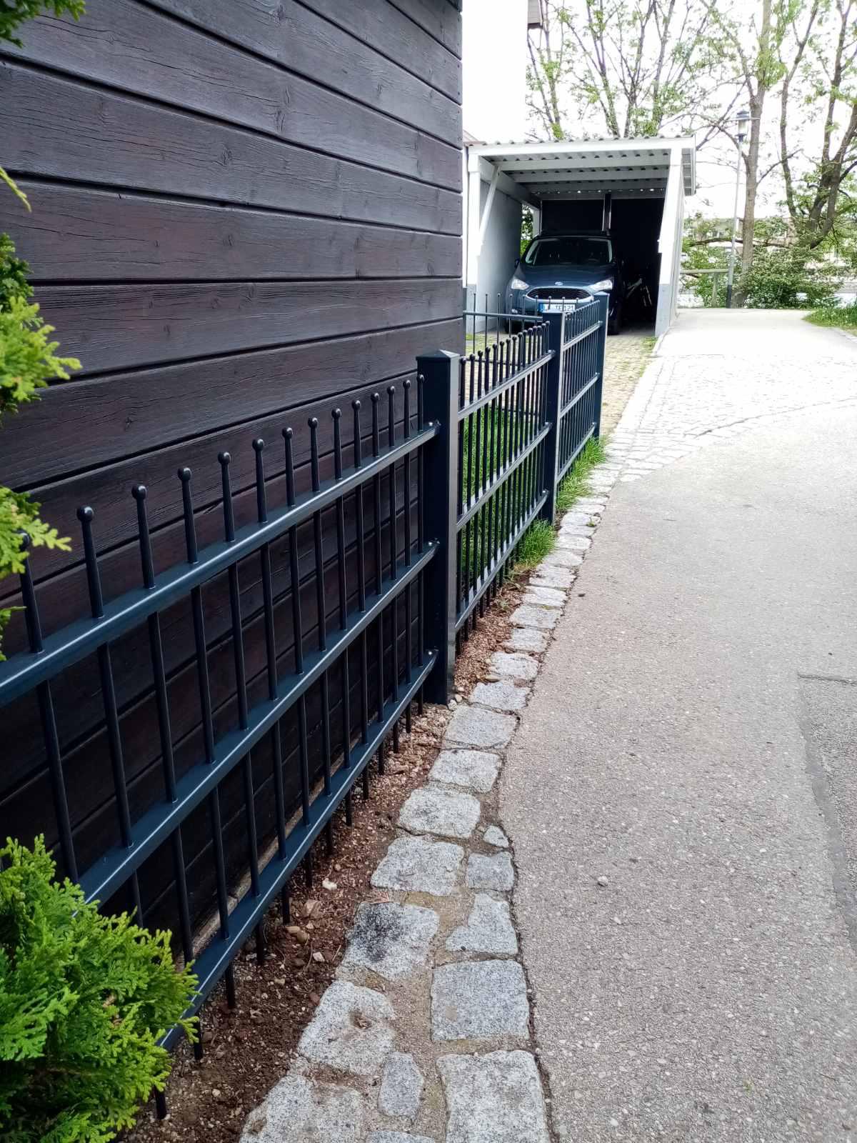 Zaun mit Gartentor montiert